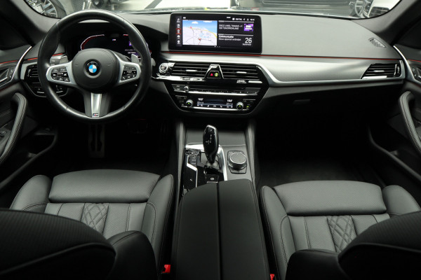 BMW 5 Serie Touring 520i M-Sport HUD Matrix DAP ACC Leer PDC Elektr. uitklapbaar trekhaak Elektr. bedienbaar achterklep Navi Camera Climate (3-zone) Memory seats PDC Zwarte binnenhemel LM velgen BTW auto