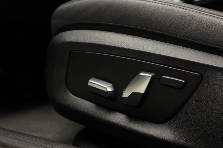 BMW 5 Serie Touring 520i M-Sport HUD Matrix DAP ACC Leer PDC Elektr. uitklapbaar trekhaak Elektr. bedienbaar achterklep Navi Camera Climate (3-zone) Memory seats PDC Zwarte binnenhemel LM velgen BTW auto