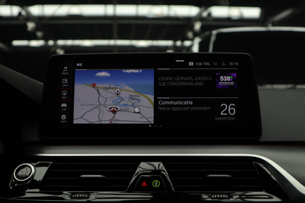 BMW 5 Serie Touring 520i M-Sport HUD Matrix DAP ACC Leer PDC Elektr. uitklapbaar trekhaak Elektr. bedienbaar achterklep Navi Camera Climate (3-zone) Memory seats PDC Zwarte binnenhemel LM velgen BTW auto