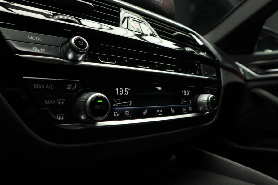 BMW 5 Serie Touring 520i M-Sport HUD Matrix DAP ACC Leer PDC Elektr. uitklapbaar trekhaak Elektr. bedienbaar achterklep Navi Camera Climate (3-zone) Memory seats PDC Zwarte binnenhemel LM velgen BTW auto