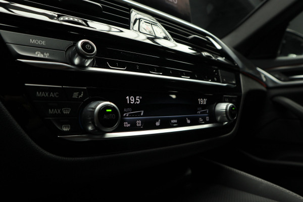 BMW 5 Serie Touring 520i M-Sport HUD Matrix DAP ACC Leer PDC Elektr. uitklapbaar trekhaak Elektr. bedienbaar achterklep Navi Camera Climate (3-zone) Memory seats PDC Zwarte binnenhemel LM velgen BTW auto