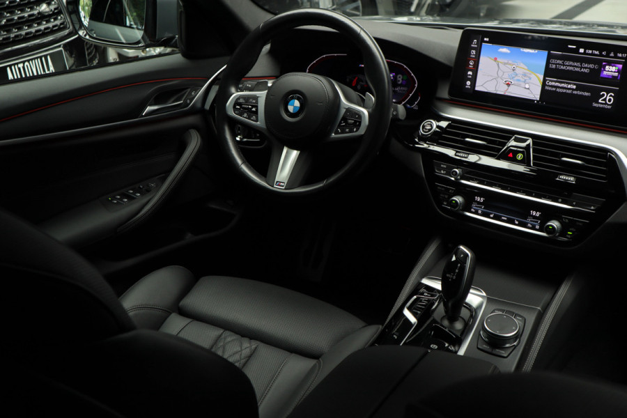 BMW 5 Serie Touring 520i M-Sport HUD Matrix DAP ACC Leer PDC Elektr. uitklapbaar trekhaak Elektr. bedienbaar achterklep Navi Camera Climate (3-zone) Memory seats PDC Zwarte binnenhemel LM velgen BTW auto