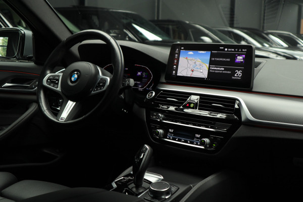 BMW 5 Serie Touring 520i M-Sport HUD Matrix DAP ACC Leer PDC Elektr. uitklapbaar trekhaak Elektr. bedienbaar achterklep Navi Camera Climate (3-zone) Memory seats PDC Zwarte binnenhemel LM velgen BTW auto