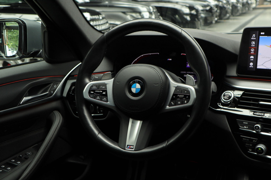 BMW 5 Serie Touring 520i M-Sport HUD Matrix DAP ACC Leer PDC Elektr. uitklapbaar trekhaak Elektr. bedienbaar achterklep Navi Camera Climate (3-zone) Memory seats PDC Zwarte binnenhemel LM velgen BTW auto