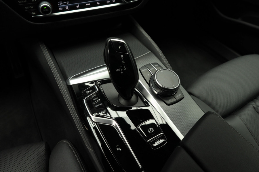 BMW 5 Serie Touring 520i M-Sport HUD Matrix DAP ACC Leer PDC Elektr. uitklapbaar trekhaak Elektr. bedienbaar achterklep Navi Camera Climate (3-zone) Memory seats PDC Zwarte binnenhemel LM velgen BTW auto