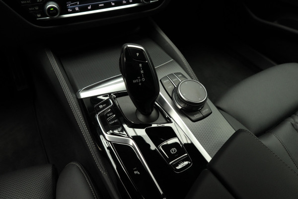 BMW 5 Serie Touring 520i M-Sport HUD Matrix DAP ACC Leer PDC Elektr. uitklapbaar trekhaak Elektr. bedienbaar achterklep Navi Camera Climate (3-zone) Memory seats PDC Zwarte binnenhemel LM velgen BTW auto