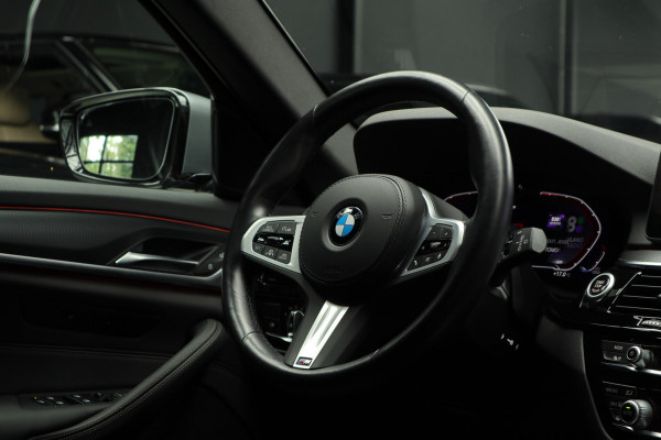 BMW 5 Serie Touring 520i M-Sport HUD Matrix DAP ACC Leer PDC Elektr. uitklapbaar trekhaak Elektr. bedienbaar achterklep Navi Camera Climate (3-zone) Memory seats PDC Zwarte binnenhemel LM velgen BTW auto