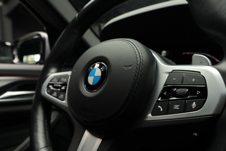 BMW 5 Serie Touring 520i M-Sport HUD Matrix DAP ACC Leer PDC Elektr. uitklapbaar trekhaak Elektr. bedienbaar achterklep Navi Camera Climate (3-zone) Memory seats PDC Zwarte binnenhemel LM velgen BTW auto