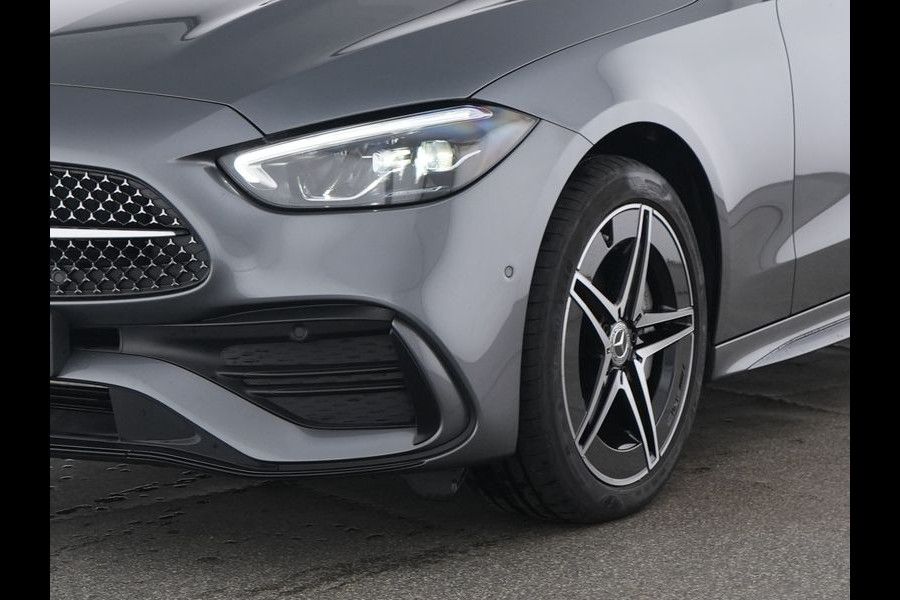 Mercedes-Benz C-Klasse Estate 300 e AMG Plug-In Hybride AMG Line | Night Pakket | Trekhaak | Panorama Schuif-Kanteldak | Memory Voorstoelen. Inclusief 24 maanden Mercedes-Benz Certified garantie voor Europa. Mercedes-Benz C-Klasse Estate 300 e AMG Plug-In Hybride AMG Line | Night Pakket | Trekhaak | Panorama Schuif-Kanteldak | Memory Voorstoelen. Inclusief 24 maanden Mercedes-Benz Certified garantie voor Europa.