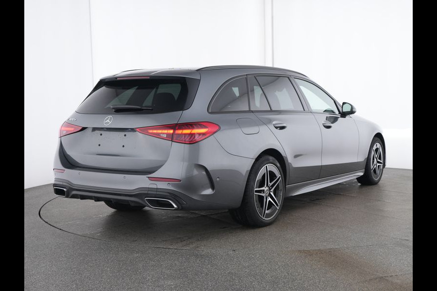 Mercedes-Benz C-Klasse Estate 300 e AMG Plug-In Hybride AMG Line | Night Pakket | Trekhaak | Panorama Schuif-Kanteldak | Memory Voorstoelen. Inclusief 24 maanden Mercedes-Benz Certified garantie voor Europa. Mercedes-Benz C-Klasse Estate 300 e AMG Plug-In Hybride AMG Line | Night Pakket | Trekhaak | Panorama Schuif-Kanteldak | Memory Voorstoelen. Inclusief 24 maanden Mercedes-Benz Certified garantie voor Europa.