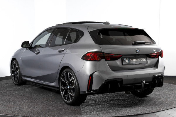 BMW 1-serie 120 M Sport | Innovation Pack | Premium Pack | S/K-Panodak | Dig. Cockpit | Adapt. Cruise | Stoel+-Stuurverw. | 360 Camera | NAV + App. Connect | Harman\Kardon | Head-Up | LM 19" | Afn. trekhaak | 1481