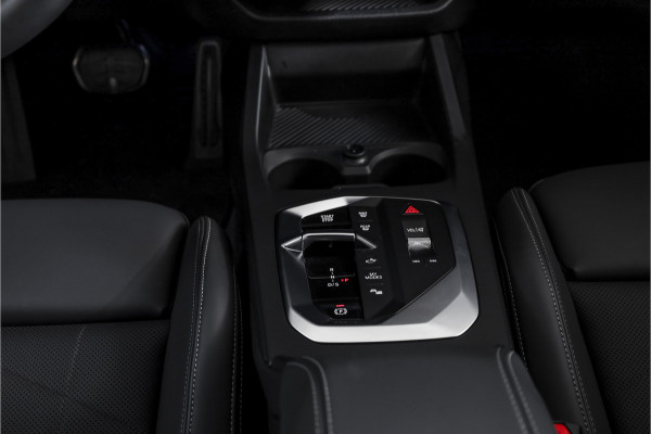 BMW 1-serie 120 M Sport | Innovation Pack | Premium Pack | S/K-Panodak | Dig. Cockpit | Adapt. Cruise | Stoel+-Stuurverw. | 360 Camera | NAV + App. Connect | Harman\Kardon | Head-Up | LM 19" | Afn. trekhaak | 1481