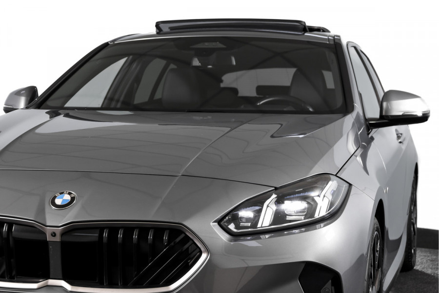 BMW 1-serie 120 M Sport | Innovation Pack | Premium Pack | S/K-Panodak | Dig. Cockpit | Adapt. Cruise | Stoel+-Stuurverw. | 360 Camera | NAV + App. Connect | Harman\Kardon | Head-Up | LM 19" | Afn. trekhaak | 1481
