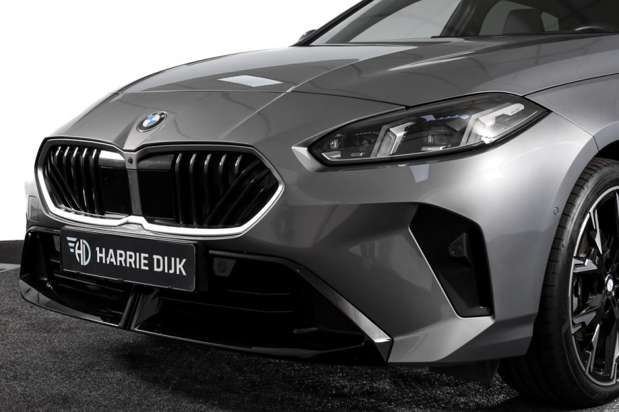 BMW 1-serie 120 M Sport | Innovation Pack | Premium Pack | S/K-Panodak | Dig. Cockpit | Adapt. Cruise | Stoel+-Stuurverw. | 360 Camera | NAV + App. Connect | Harman\Kardon | Head-Up | LM 19" | Afn. trekhaak | 1481