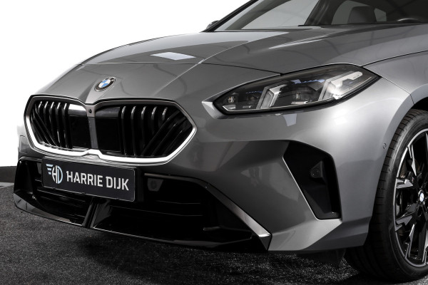 BMW 1-serie 120 M Sport | Innovation Pack | Premium Pack | S/K-Panodak | Dig. Cockpit | Adapt. Cruise | Stoel+-Stuurverw. | 360 Camera | NAV + App. Connect | Harman\Kardon | Head-Up | LM 19" | Afn. trekhaak | 1481