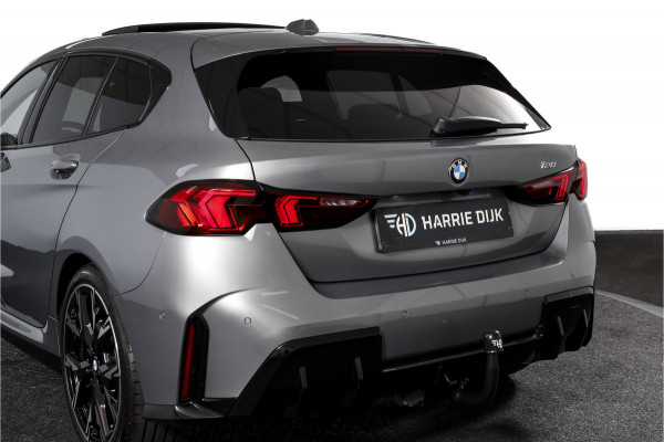 BMW 1-serie 120 M Sport | Innovation Pack | Premium Pack | S/K-Panodak | Dig. Cockpit | Adapt. Cruise | Stoel+-Stuurverw. | 360 Camera | NAV + App. Connect | Harman\Kardon | Head-Up | LM 19" | Afn. trekhaak | 1481