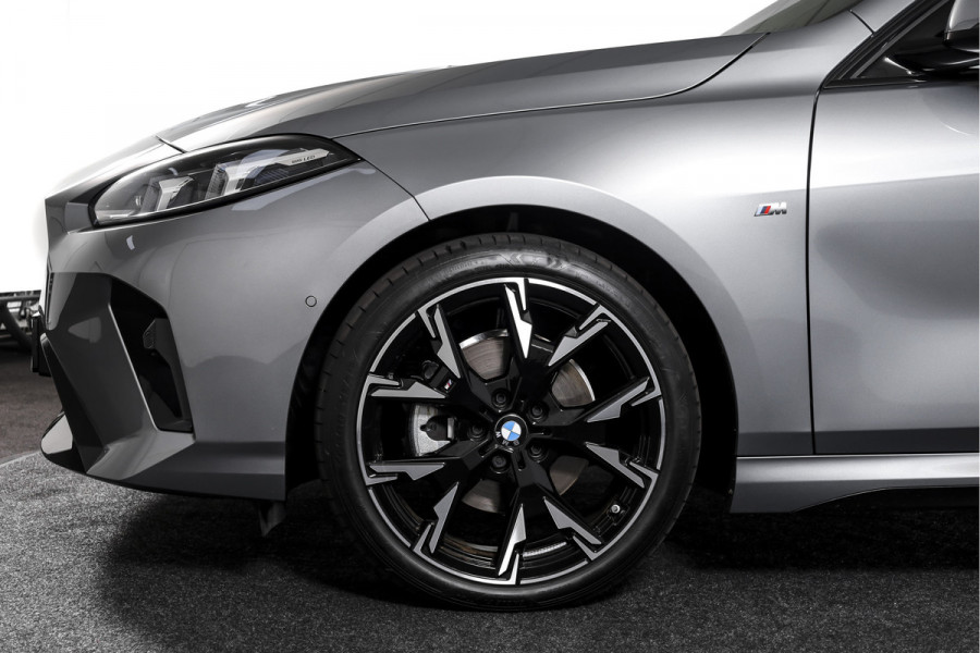 BMW 1-serie 120 M Sport | Innovation Pack | Premium Pack | S/K-Panodak | Dig. Cockpit | Adapt. Cruise | Stoel+-Stuurverw. | 360 Camera | NAV + App. Connect | Harman\Kardon | Head-Up | LM 19" | Afn. trekhaak | 1481
