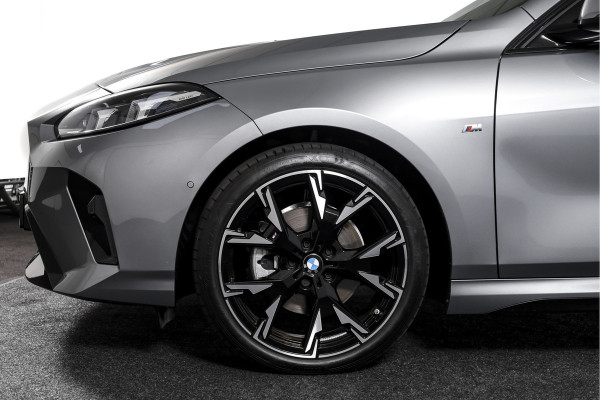BMW 1-serie 120 M Sport | Innovation Pack | Premium Pack | S/K-Panodak | Dig. Cockpit | Adapt. Cruise | Stoel+-Stuurverw. | 360 Camera | NAV + App. Connect | Harman\Kardon | Head-Up | LM 19" | Afn. trekhaak | 1481