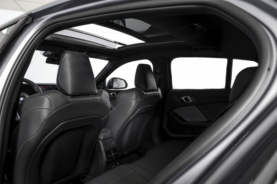 BMW 1-serie 120 M Sport | Innovation Pack | Premium Pack | S/K-Panodak | Dig. Cockpit | Adapt. Cruise | Stoel+-Stuurverw. | 360 Camera | NAV + App. Connect | Harman\Kardon | Head-Up | LM 19" | Afn. trekhaak | 1481