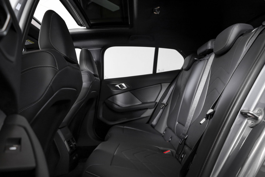 BMW 1-serie 120 M Sport | Innovation Pack | Premium Pack | S/K-Panodak | Dig. Cockpit | Adapt. Cruise | Stoel+-Stuurverw. | 360 Camera | NAV + App. Connect | Harman\Kardon | Head-Up | LM 19" | Afn. trekhaak | 1481