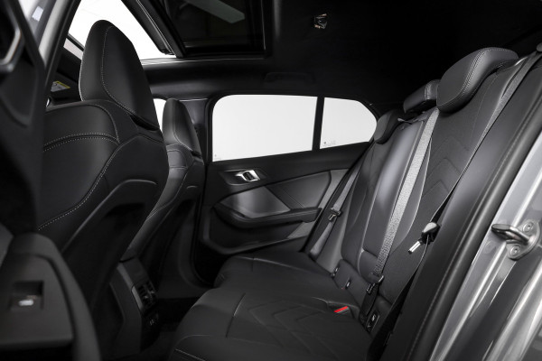 BMW 1-serie 120 M Sport | Innovation Pack | Premium Pack | S/K-Panodak | Dig. Cockpit | Adapt. Cruise | Stoel+-Stuurverw. | 360 Camera | NAV + App. Connect | Harman\Kardon | Head-Up | LM 19" | Afn. trekhaak | 1481