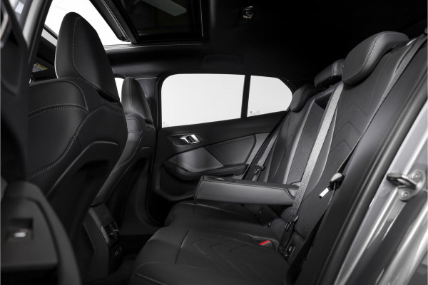 BMW 1-serie 120 M Sport | Innovation Pack | Premium Pack | S/K-Panodak | Dig. Cockpit | Adapt. Cruise | Stoel+-Stuurverw. | 360 Camera | NAV + App. Connect | Harman\Kardon | Head-Up | LM 19" | Afn. trekhaak | 1481