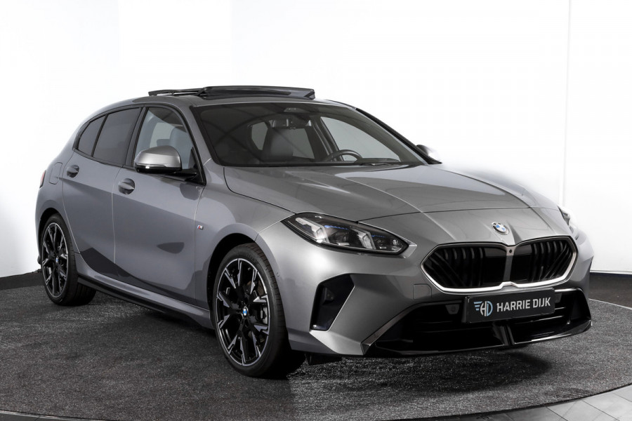 BMW 1-serie 120 M Sport | Innovation Pack | Premium Pack | S/K-Panodak | Dig. Cockpit | Adapt. Cruise | Stoel+-Stuurverw. | 360 Camera | NAV + App. Connect | Harman\Kardon | Head-Up | LM 19" | Afn. trekhaak | 1481