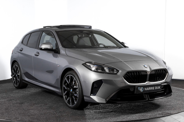 BMW 1-serie 120 M Sport | Innovation Pack | Premium Pack | S/K-Panodak | Dig. Cockpit | Adapt. Cruise | Stoel+-Stuurverw. | 360 Camera | NAV + App. Connect | Harman\Kardon | Head-Up | LM 19" | Afn. trekhaak | 1481