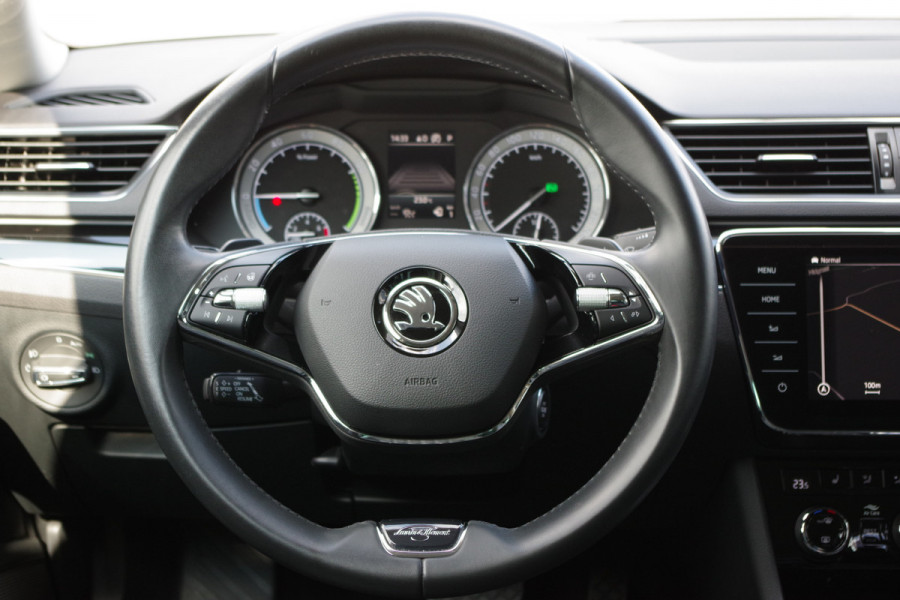 Škoda Superb Combi 1.4 TSI iV Laurin & Klement 218 PK PHEV, Leder, Trekhaak, Memory, Canton Sound, 4 x Stoelverwarming, Camera