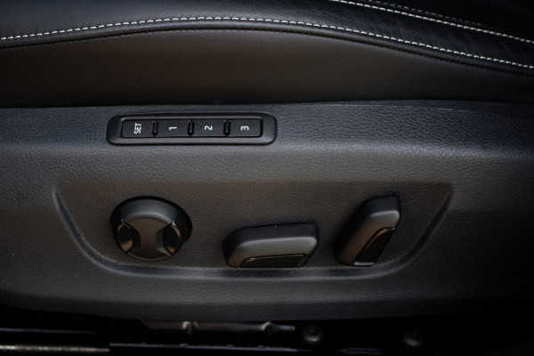 Škoda Superb Combi 1.4 TSI iV Laurin & Klement 218 PK PHEV, Leder, Trekhaak, Memory, Canton Sound, 4 x Stoelverwarming, Camera