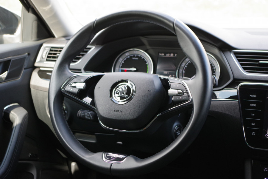 Škoda Superb Combi 1.4 TSI iV Laurin & Klement 218 PK PHEV, Leder, Trekhaak, Memory, Canton Sound, 4 x Stoelverwarming, Camera