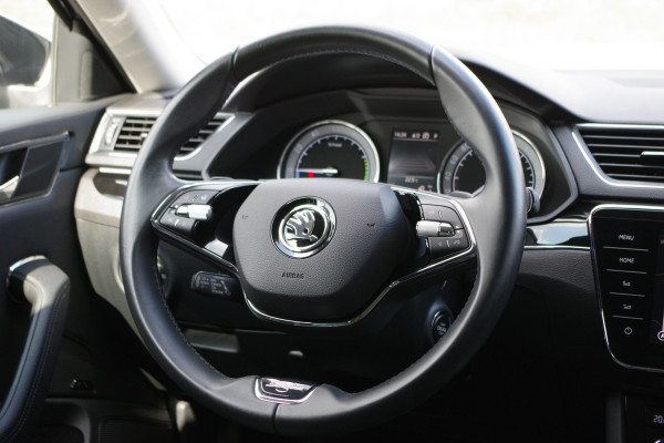 Škoda Superb Combi 1.4 TSI iV Laurin & Klement 218 PK PHEV, Leder, Trekhaak, Memory, Canton Sound, 4 x Stoelverwarming, Camera