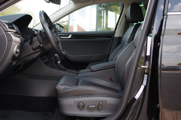 Škoda Superb Combi 1.4 TSI iV Laurin & Klement 218 PK PHEV, Leder, Trekhaak, Memory, Canton Sound, 4 x Stoelverwarming, Camera