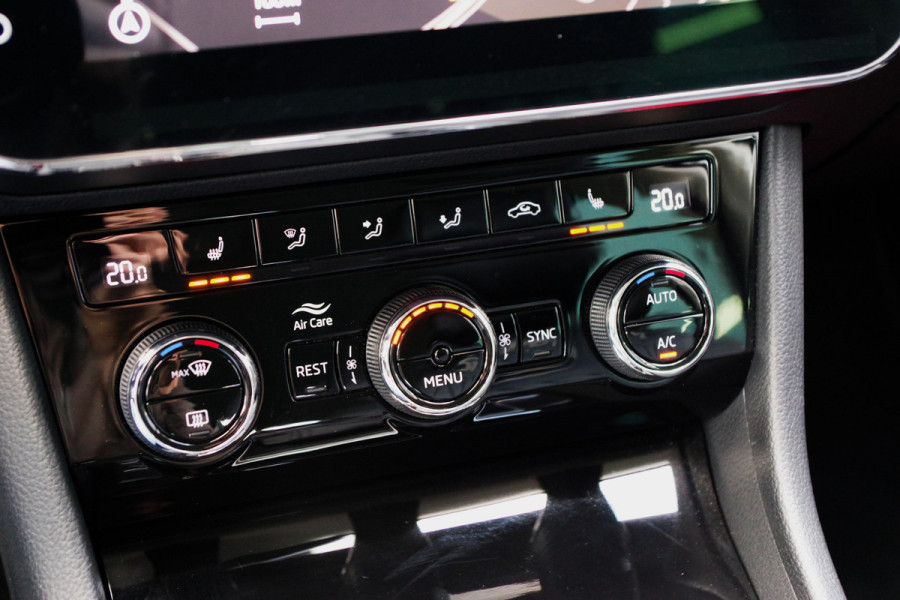 Škoda Superb Combi 1.4 TSI iV Laurin & Klement 218 PK PHEV, Leder, Trekhaak, Memory, Canton Sound, 4 x Stoelverwarming, Camera