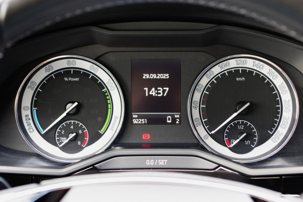 Škoda Superb Combi 1.4 TSI iV Laurin & Klement 218 PK PHEV, Leder, Trekhaak, Memory, Canton Sound, 4 x Stoelverwarming, Camera