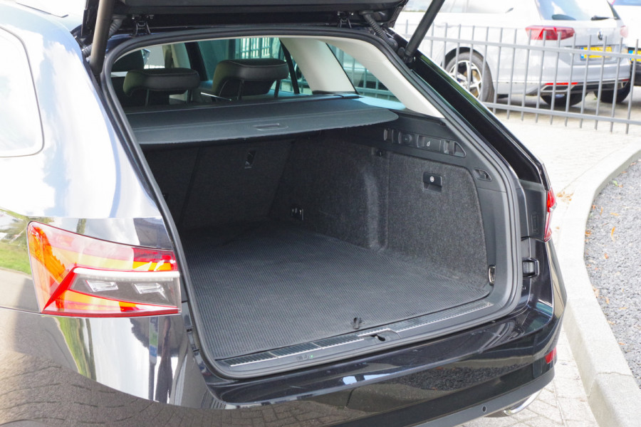 Škoda Superb Combi 1.4 TSI iV Laurin & Klement 218 PK PHEV, Leder, Trekhaak, Memory, Canton Sound, 4 x Stoelverwarming, Camera