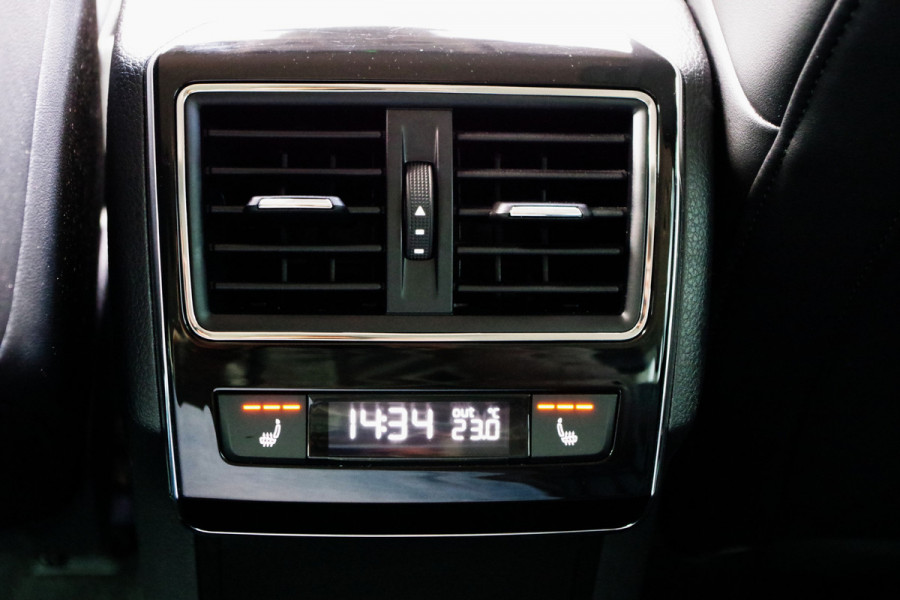 Škoda Superb Combi 1.4 TSI iV Laurin & Klement 218 PK PHEV, Leder, Trekhaak, Memory, Canton Sound, 4 x Stoelverwarming, Camera