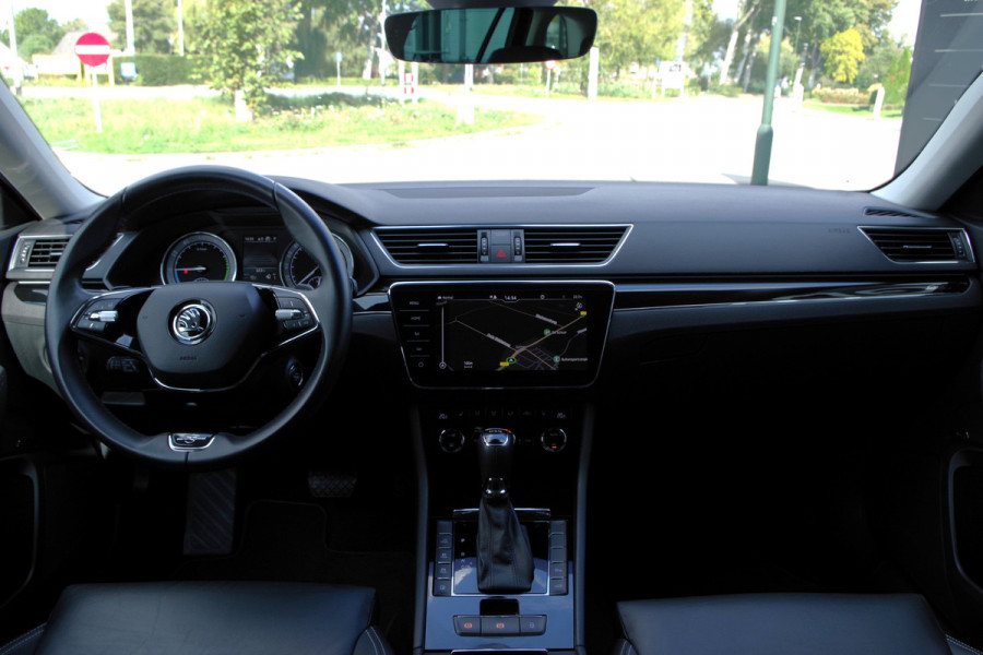 Škoda Superb Combi 1.4 TSI iV Laurin & Klement 218 PK PHEV, Leder, Trekhaak, Memory, Canton Sound, 4 x Stoelverwarming, Camera