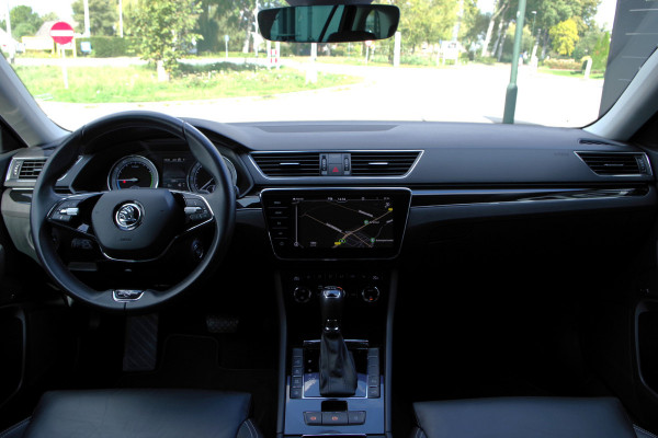 Škoda Superb Combi 1.4 TSI iV Laurin & Klement 218 PK PHEV, Leder, Trekhaak, Memory, Canton Sound, 4 x Stoelverwarming, Camera