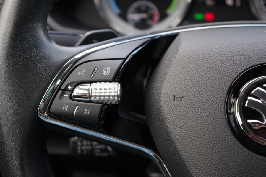 Škoda Superb Combi 1.4 TSI iV Laurin & Klement 218 PK PHEV, Leder, Trekhaak, Memory, Canton Sound, 4 x Stoelverwarming, Camera