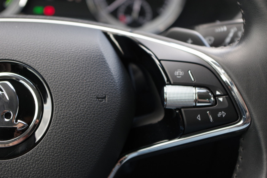 Škoda Superb Combi 1.4 TSI iV Laurin & Klement 218 PK PHEV, Leder, Trekhaak, Memory, Canton Sound, 4 x Stoelverwarming, Camera