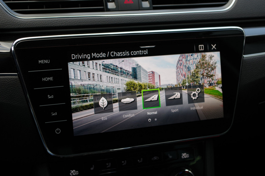 Škoda Superb Combi 1.4 TSI iV Laurin & Klement 218 PK PHEV, Leder, Trekhaak, Memory, Canton Sound, 4 x Stoelverwarming, Camera