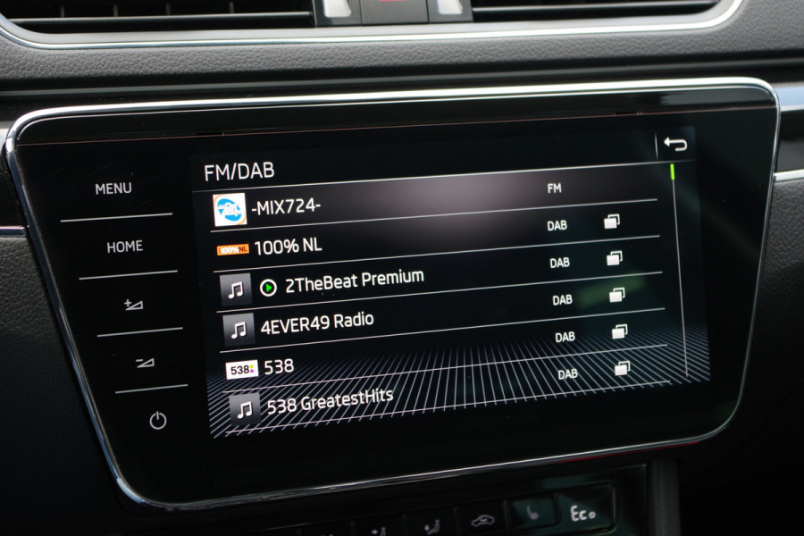 Škoda Superb Combi 1.4 TSI iV Laurin & Klement 218 PK PHEV, Leder, Trekhaak, Memory, Canton Sound, 4 x Stoelverwarming, Camera