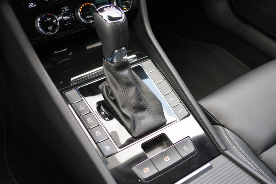 Škoda Superb Combi 1.4 TSI iV Laurin & Klement 218 PK PHEV, Leder, Trekhaak, Memory, Canton Sound, 4 x Stoelverwarming, Camera