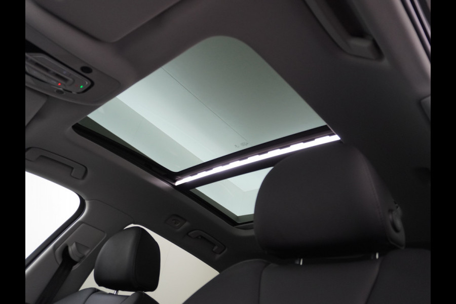 Audi e-tron 55 Quattro 95kWh 408PK Trekhaak Leder/Alcantara Panoramadak Adap.Cruise Navi Ecc Stoelverwarming Business Edition Plus Luchtvering Memory Lmv Elek.Achterklep Privacy Glas Keyless 1e Eigenaar 1.800KG Trekgewicht Zeer compleet!