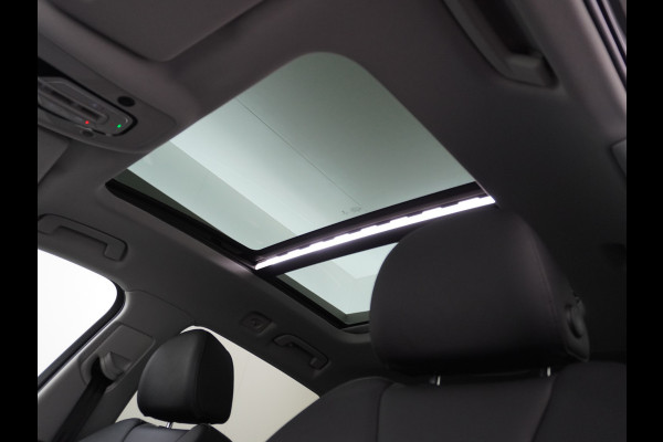 Audi e-tron 55 Quattro 95kWh 408PK Trekhaak Leder/Alcantara Panoramadak Adap.Cruise Navi Ecc Stoelverwarming Business Edition Plus Luchtvering Memory Lmv Elek.Achterklep Privacy Glas Keyless 1e Eigenaar 1.800KG Trekgewicht Zeer compleet!