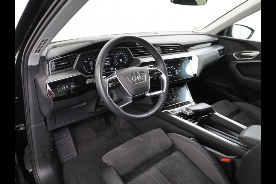 Audi e-tron 55 Quattro 95kWh 408PK Trekhaak Leder/Alcantara Panoramadak Adap.Cruise Navi Ecc Stoelverwarming Business Edition Plus Luchtvering Memory Lmv Elek.Achterklep Privacy Glas Keyless 1e Eigenaar 1.800KG Trekgewicht Zeer compleet!