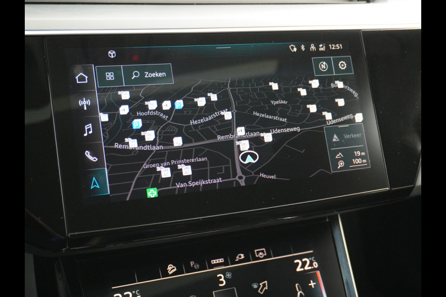 Audi e-tron 55 Quattro 95kWh 408PK Trekhaak Leder/Alcantara Panoramadak Adap.Cruise Navi Ecc Stoelverwarming Business Edition Plus Luchtvering Memory Lmv Elek.Achterklep Privacy Glas Keyless 1e Eigenaar 1.800KG Trekgewicht Zeer compleet!