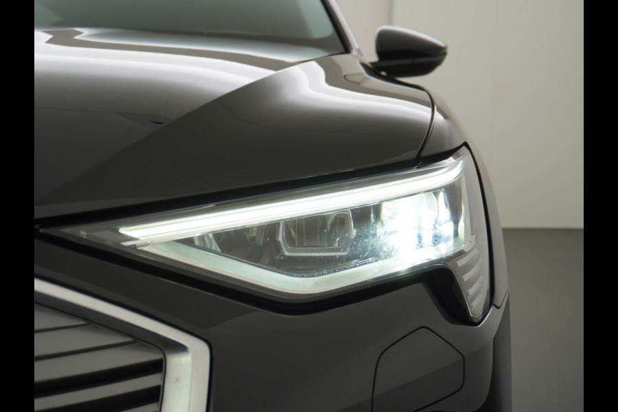 Audi e-tron 55 Quattro 95kWh 408PK Trekhaak Leder/Alcantara Panoramadak Adap.Cruise Navi Ecc Stoelverwarming Business Edition Plus Luchtvering Memory Lmv Elek.Achterklep Privacy Glas Keyless 1e Eigenaar 1.800KG Trekgewicht Zeer compleet!