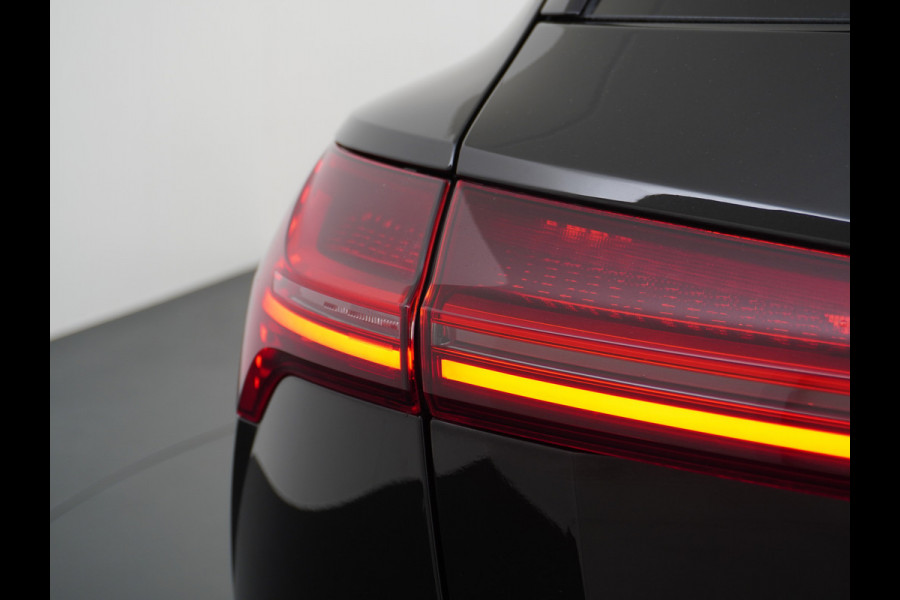 Audi e-tron 55 Quattro 95kWh 408PK Trekhaak Leder/Alcantara Panoramadak Adap.Cruise Navi Ecc Stoelverwarming Business Edition Plus Luchtvering Memory Lmv Elek.Achterklep Privacy Glas Keyless 1e Eigenaar 1.800KG Trekgewicht Zeer compleet!